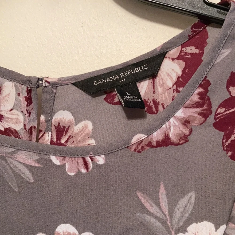 Banana Republic Gray Floral Short Sleeve Blouse with Burgundy Flowers - Picture 5 of 7